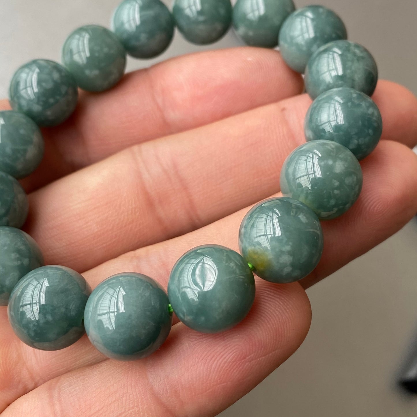 Wunderschöner natürlicher guatemaltekischer Jadeit, durchscheinende blaue Jade der Güteklasse A, rundes Perlenarmband, Guatemala-Jade, weiblicher Schmuck, Jade-Geschenk