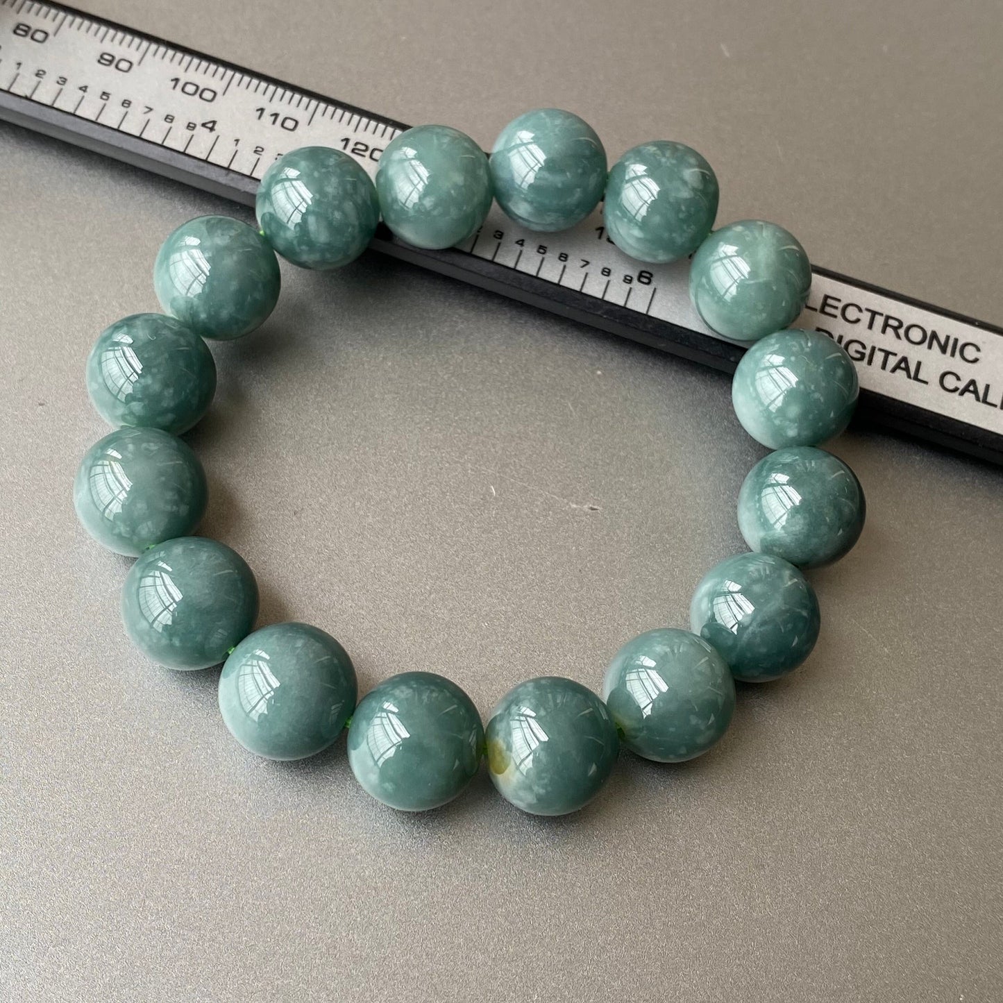 Wunderschöner natürlicher guatemaltekischer Jadeit, durchscheinende blaue Jade der Güteklasse A, rundes Perlenarmband, Guatemala-Jade, weiblicher Schmuck, Jade-Geschenk