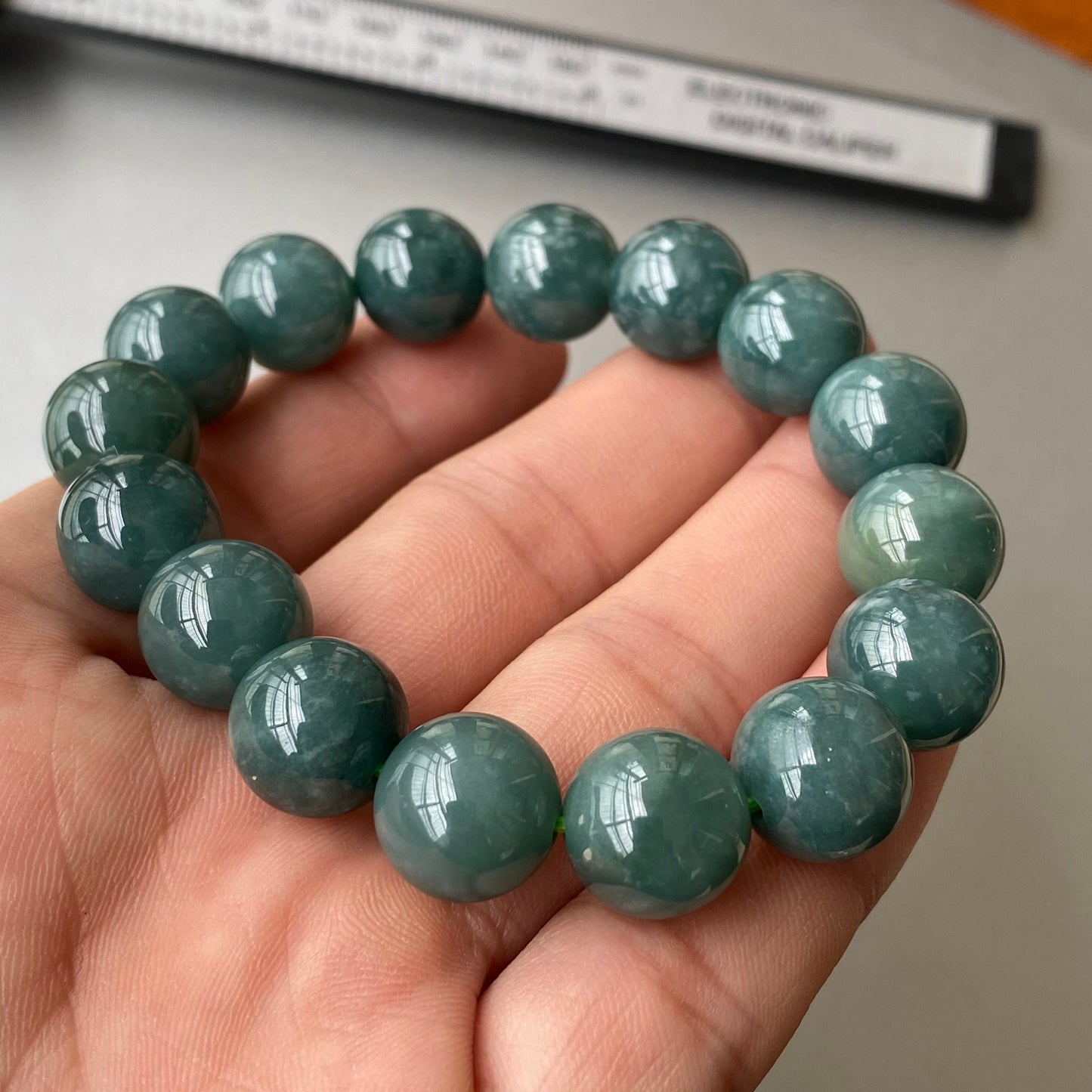 Wunderschöner natürlicher guatemaltekischer Jadeit, durchscheinende blaue Jade der Güteklasse A, rundes Perlenarmband, Guatemala-Jade, weiblicher Schmuck, Jade-Geschenk