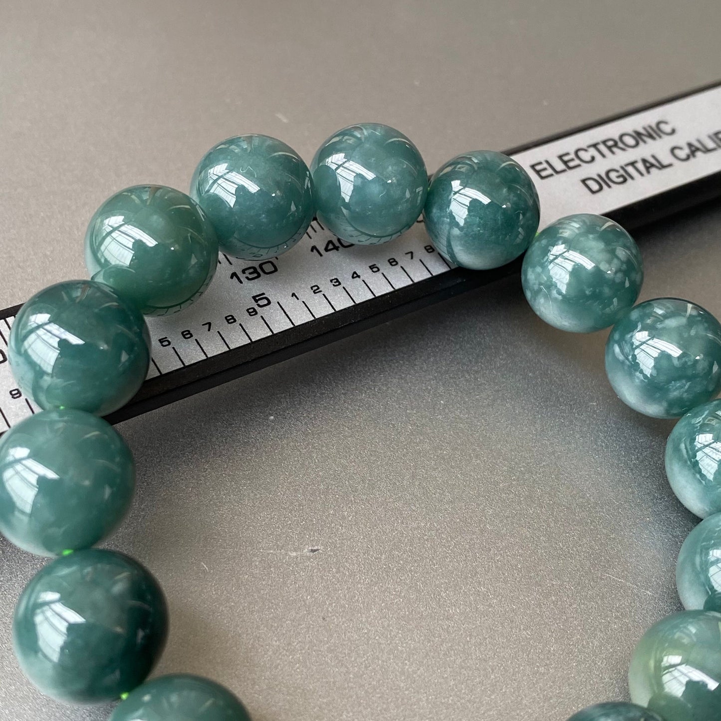 Wunderschöner natürlicher guatemaltekischer Jadeit, durchscheinende blaue Jade der Güteklasse A, rundes Perlenarmband, Guatemala-Jade, weiblicher Schmuck, Jade-Geschenk