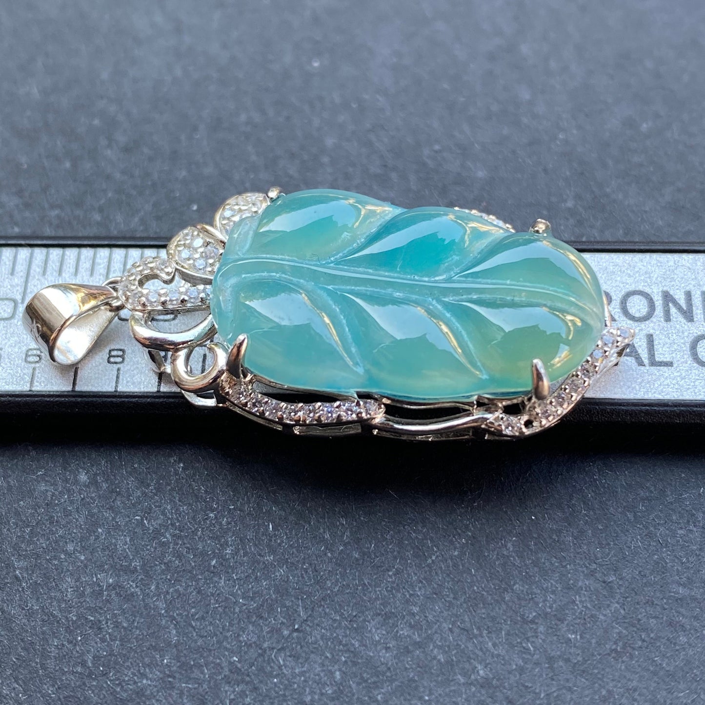 Wunderschöner guatemaltekischer Jadeit, durchscheinend, grün, blau, Güteklasse A, Blatt-Anhänger, 925er-Sterlingsilber, Knopfbügel-Halskette, Schmuck, Jade-Geschenk