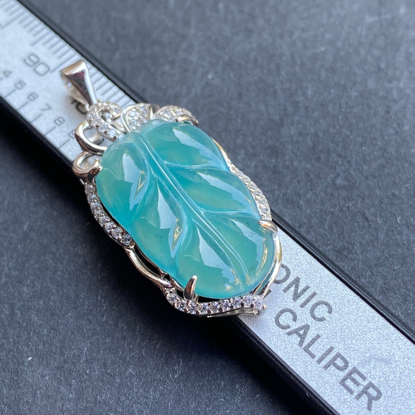 Wunderschöner guatemaltekischer Jadeit, durchscheinend, grün, blau, Güteklasse A, Blatt-Anhänger, 925er-Sterlingsilber, Knopfbügel-Halskette, Schmuck, Jade-Geschenk