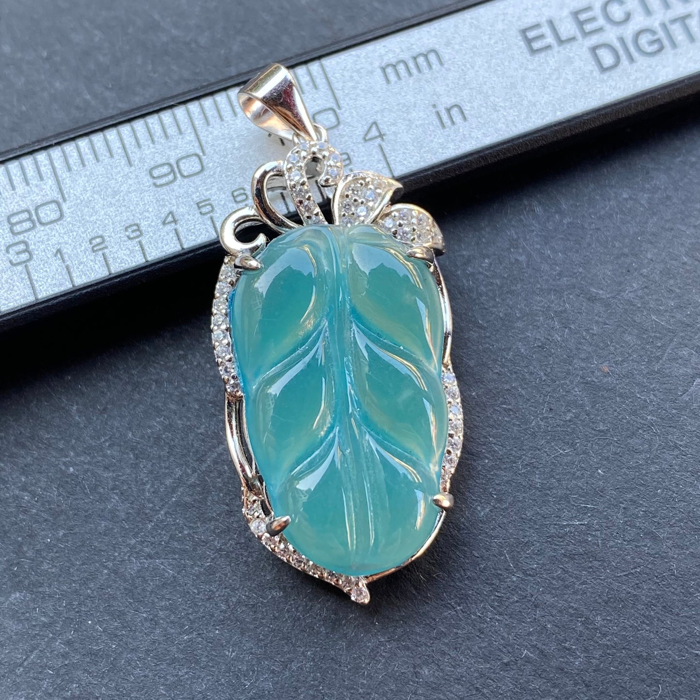 Wunderschöner guatemaltekischer Jadeit, durchscheinend, grün, blau, Güteklasse A, Blatt-Anhänger, 925er-Sterlingsilber, Knopfbügel-Halskette, Schmuck, Jade-Geschenk