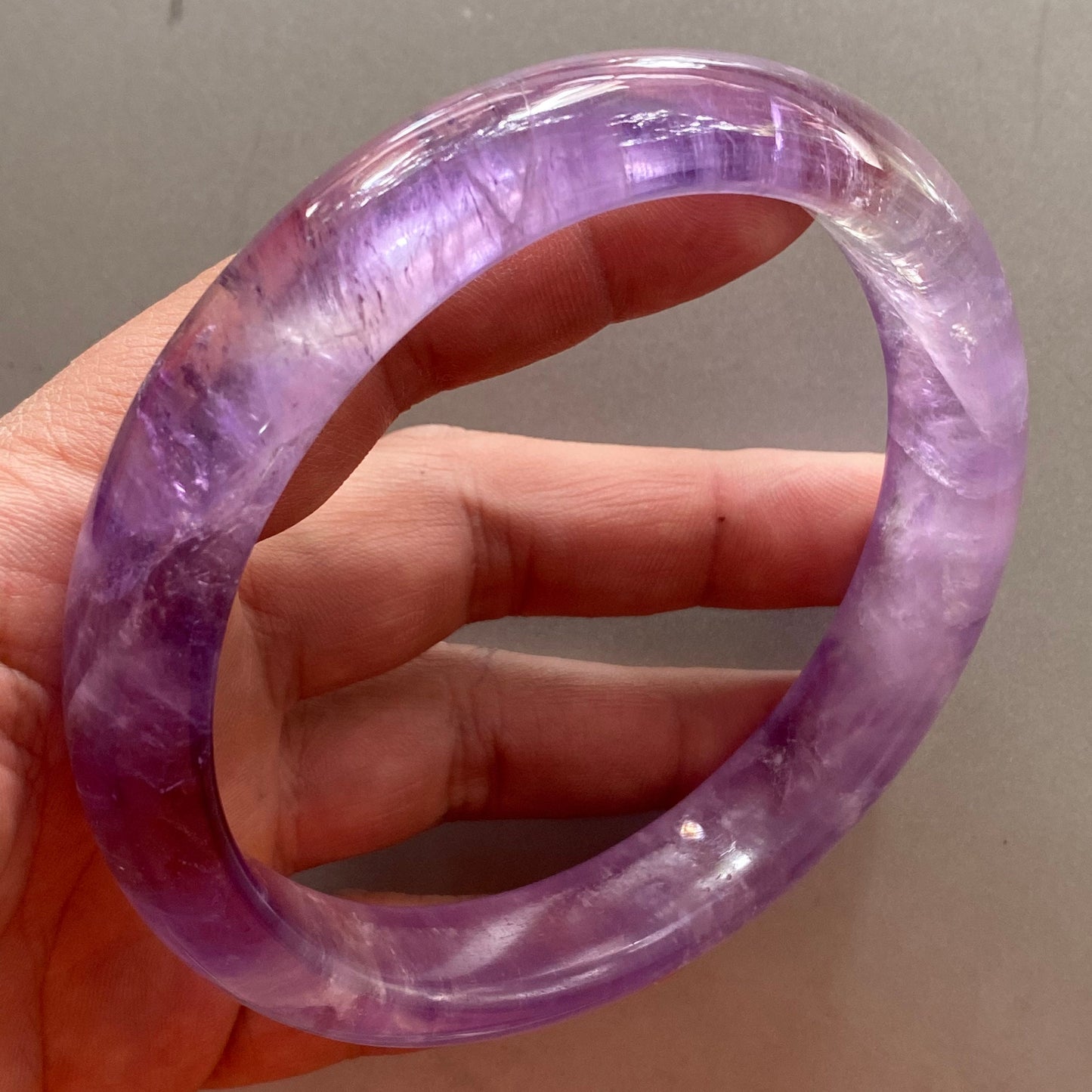 Riesige Größe, 78,8 mm, natürlicher Amethyst, runder Armreif, Amethyst-Armband, durchscheinende lila Quarz-Lavendel-Kristallkette, ein Jadestein-Geschenk