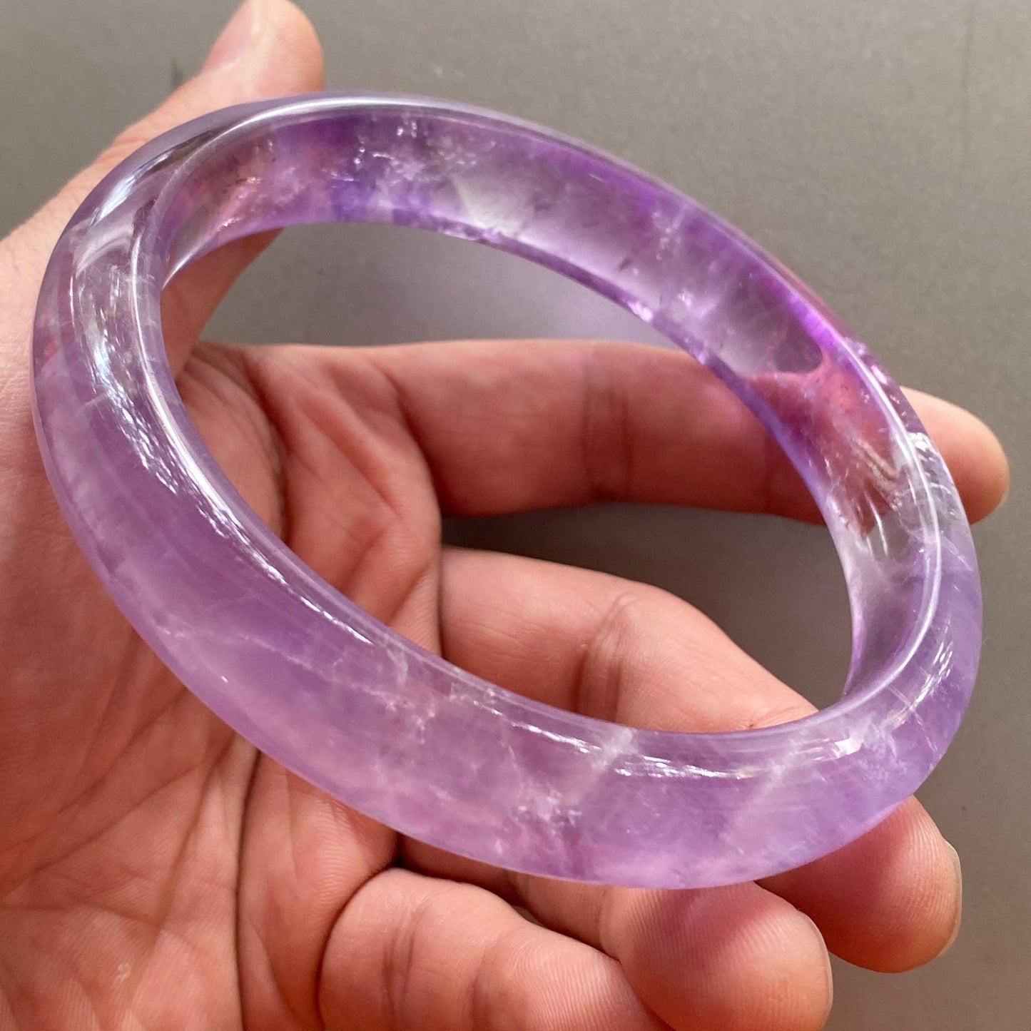 Riesige Größe, 78,8 mm, natürlicher Amethyst, runder Armreif, Amethyst-Armband, durchscheinende lila Quarz-Lavendel-Kristallkette, ein Jadestein-Geschenk