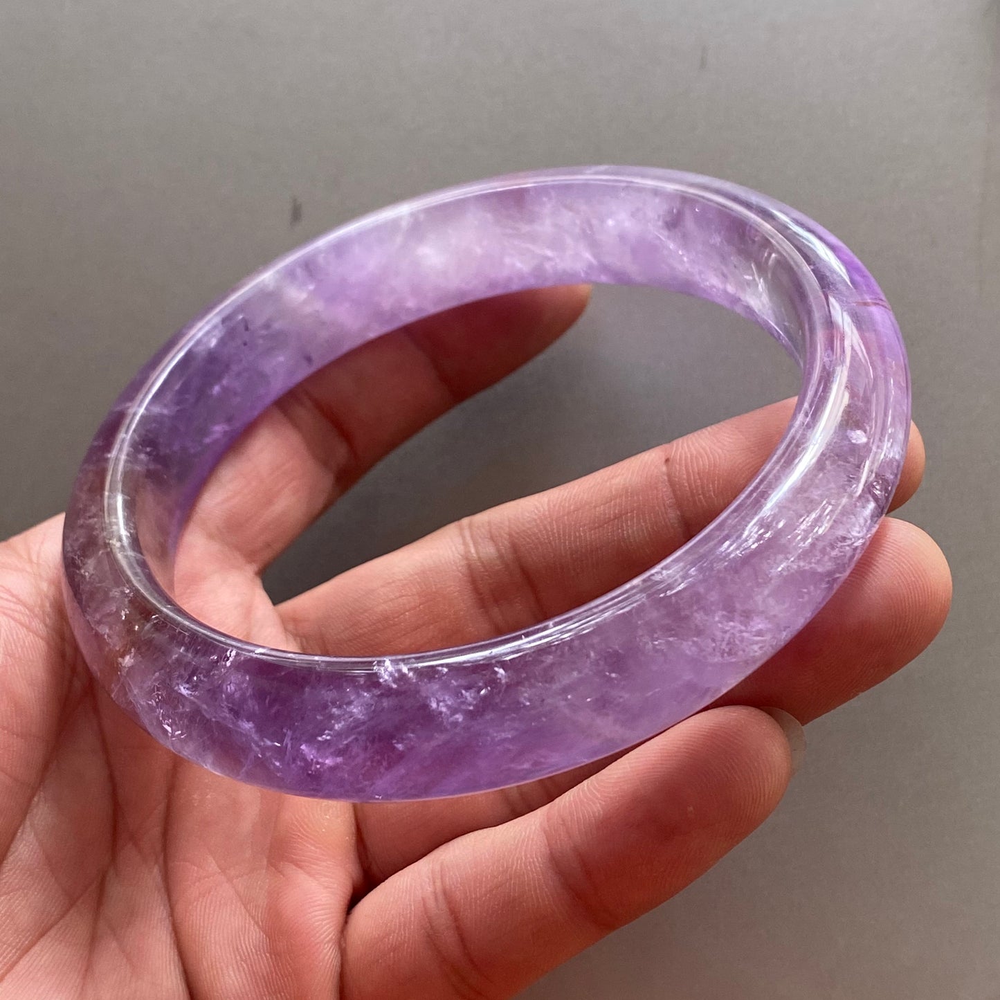 Riesige Größe, 78,5 mm, natürlicher Amethyst, runder Armreif, Amethyst-Armband, durchscheinende lila Quarz-Lavendel-Kristallkette, ein Jadestein-Geschenk