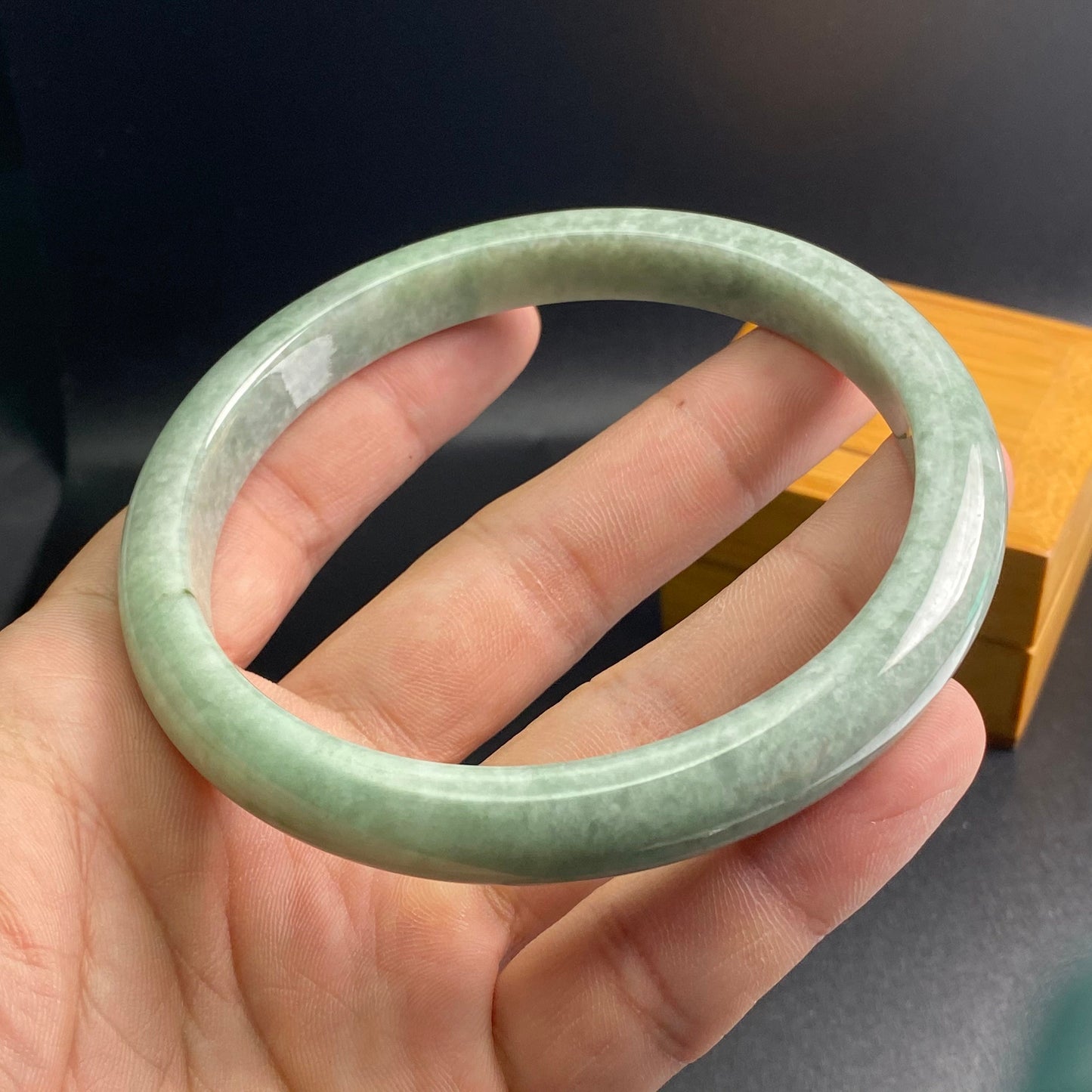 Riesiger 76,5-mm-Jade-Grade-A-Naturgrüner, großer runder Armreif aus Burma-Jadeit-Damenarmband, Typ-A-Stein, kleiner Hand-Frauen-Armreif