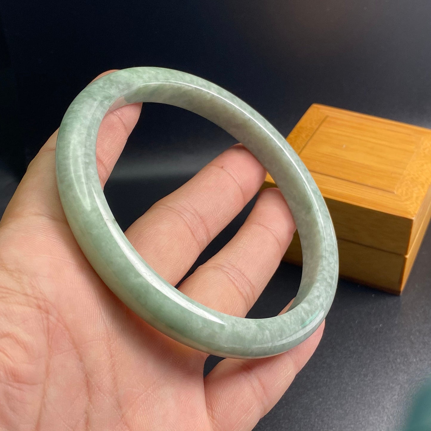 Riesiger 76,5-mm-Jade-Grade-A-Naturgrüner, großer runder Armreif aus Burma-Jadeit-Damenarmband, Typ-A-Stein, kleiner Hand-Frauen-Armreif