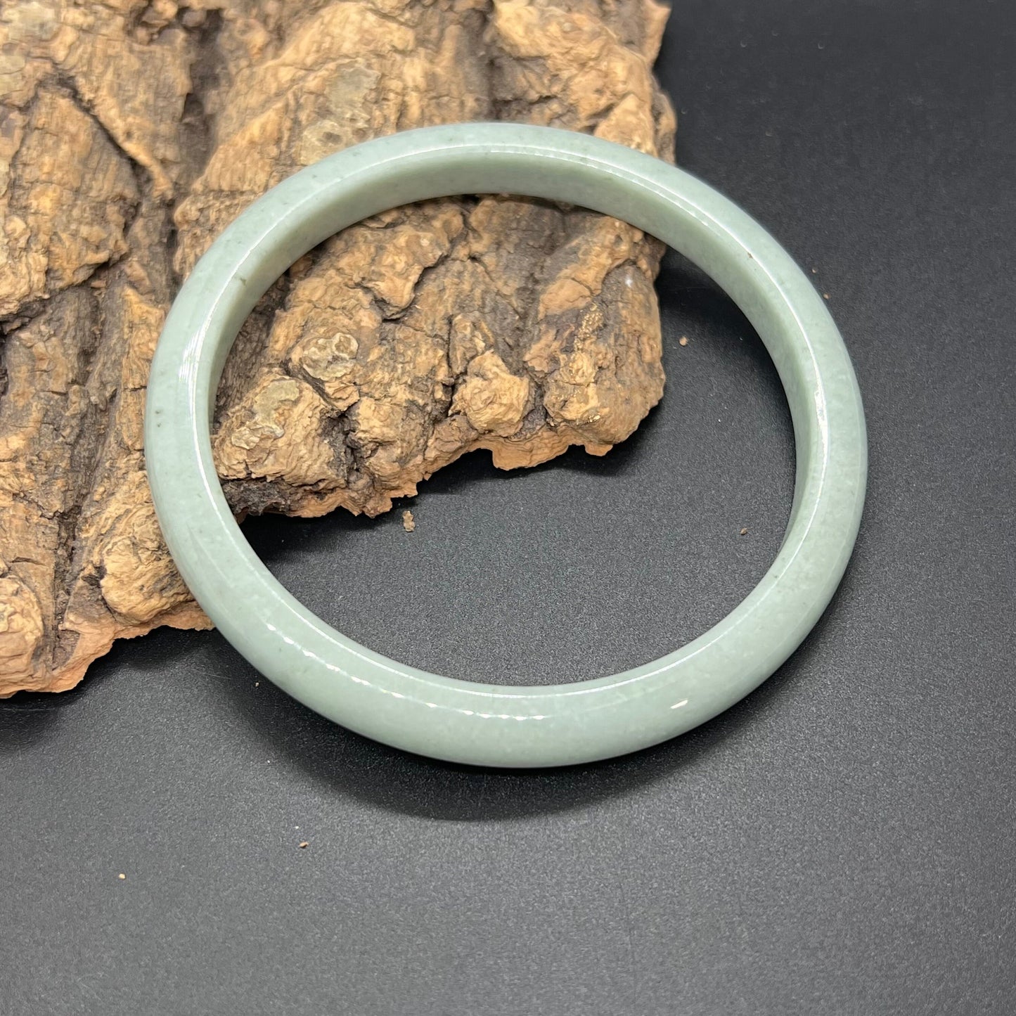 Riesiger 67,1 mm Jade der Güteklasse A, natürliches Hellblau, Grün, großer runder Armreif, Burma-Jadeit-Damenarmband, Typ-A-Stein, kleiner Hand-Frauen-Armreif