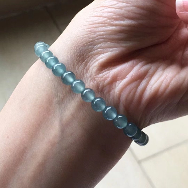 Hochwertiger natürlicher guatemaltekischer Jadeit, durchscheinende blaue Jade der Güteklasse A, rundes Perlenarmband, Guatemala-Jade, weiblicher Schmuck, Jade-Geschenk