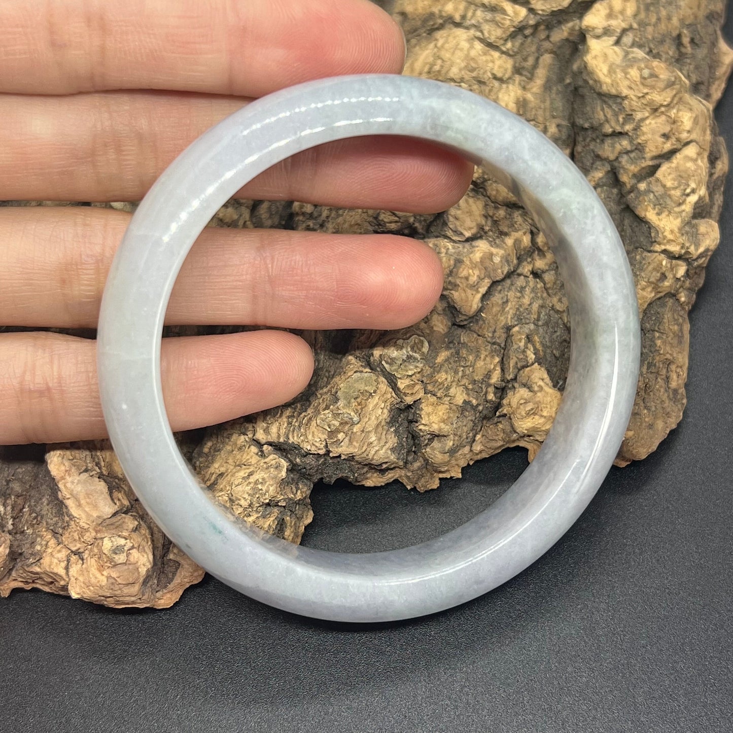 56 mm natürlicher grüner Jade-Rundarmreif der Güteklasse A. Damenarmband aus Myanmar-Jadeit. Eisgrüner Stein vom Typ A, kleiner weiblicher Armreif