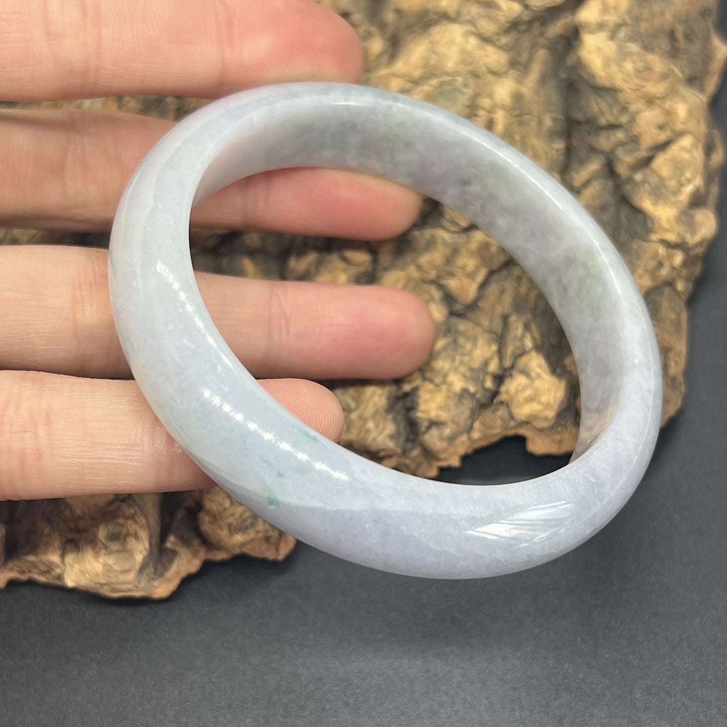 56 mm natürlicher grüner Jade-Rundarmreif der Güteklasse A. Damenarmband aus Myanmar-Jadeit. Eisgrüner Stein vom Typ A, kleiner weiblicher Armreif