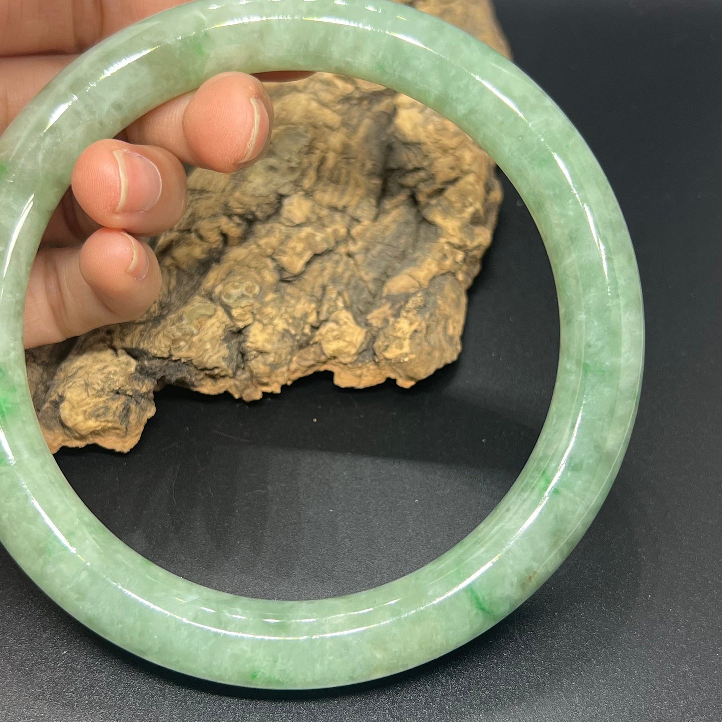 Riesiger 80,2-mm-Jade-Grade-A-Naturgrüner, großer runder Armreif aus Burma-Jadeit-Damenarmband, Typ-A-Stein, kleiner Hand-Frauen-Armreif