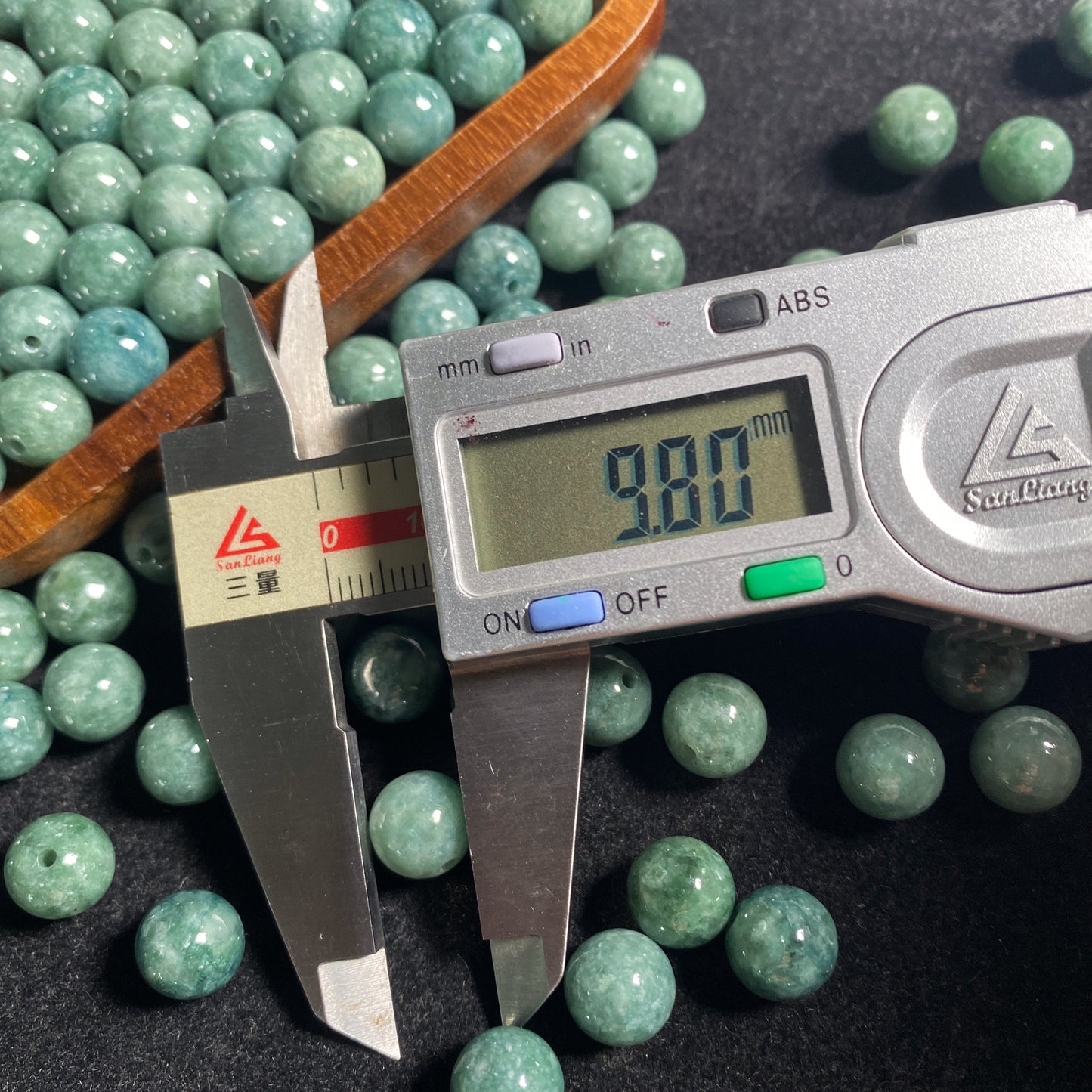 Half drilled hole 5-10mm Grade A jade Natural Green Jadeite Round Beads type A jade DIY jewelry gift jadeite earrings Drop beaded 翡翠A货豆绿种珠子