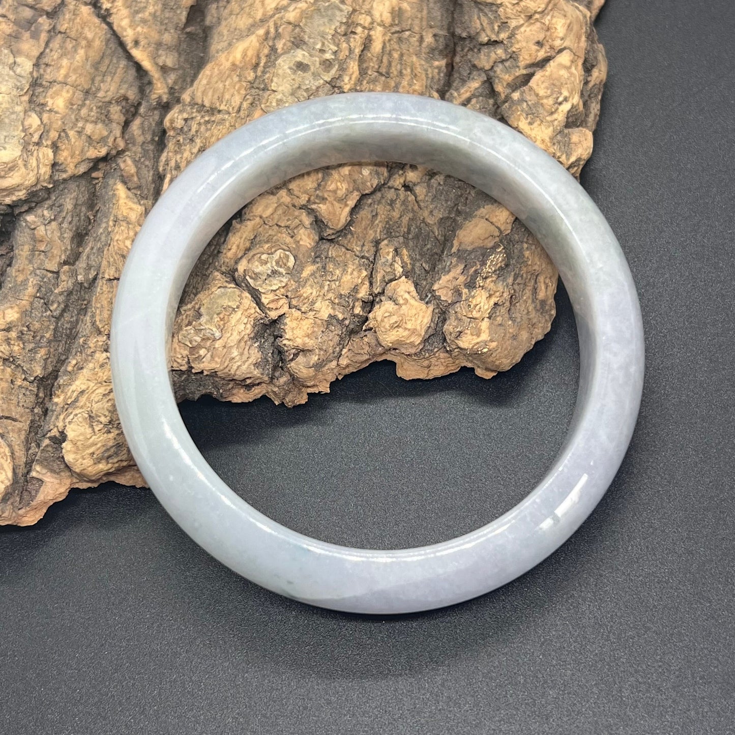 56 mm natürlicher grüner Jade-Rundarmreif der Güteklasse A. Damenarmband aus Myanmar-Jadeit. Eisgrüner Stein vom Typ A, kleiner weiblicher Armreif